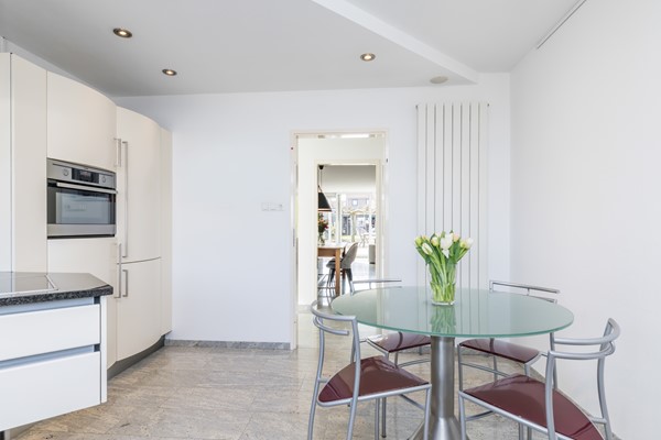 Foto - Verkocht onder voorbehoud: Verrassend ruime en instapklare gezinswoning met diepe zonnige tuin in Hoensbroek
